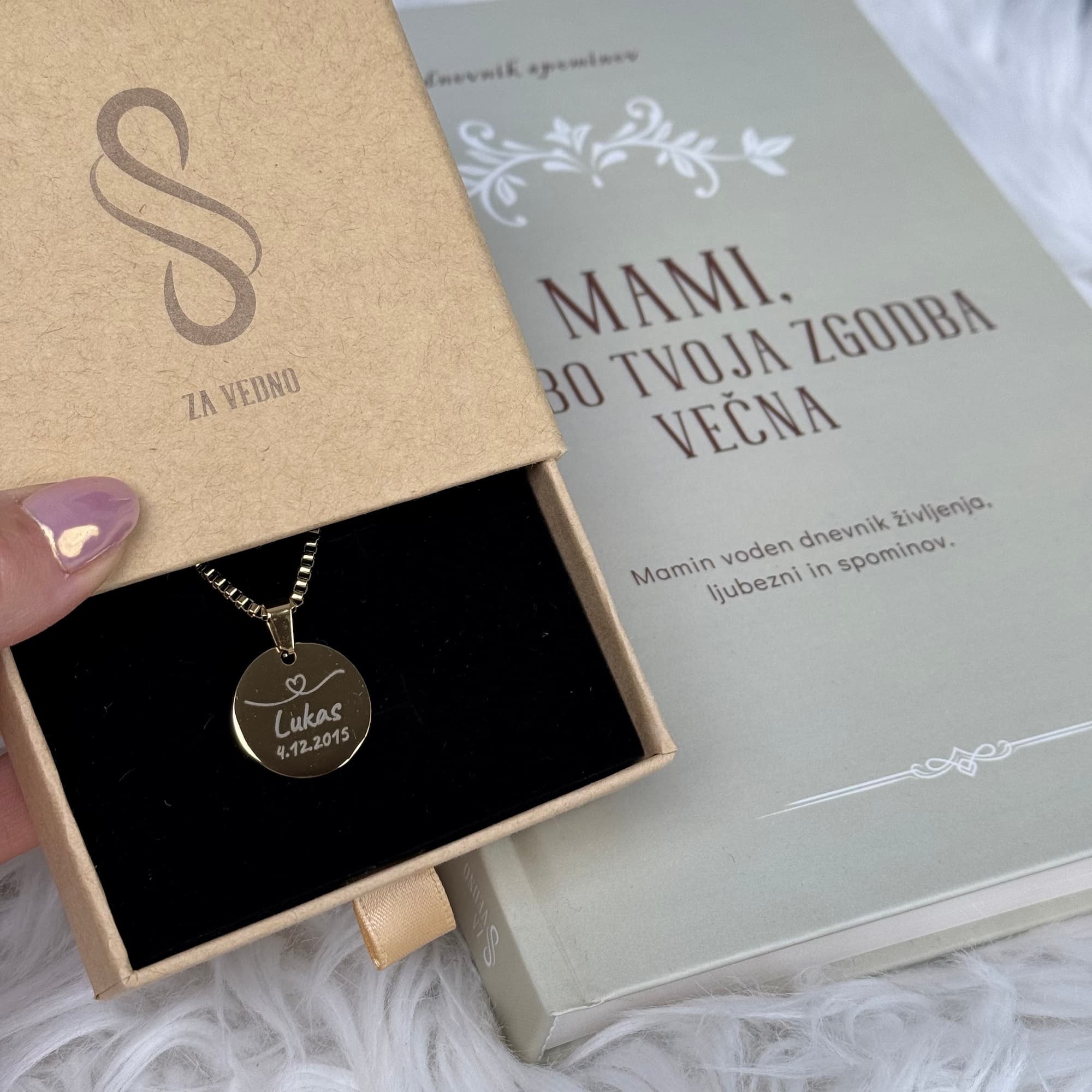 Mami, naj bo tvoja zgodba večna in verižica