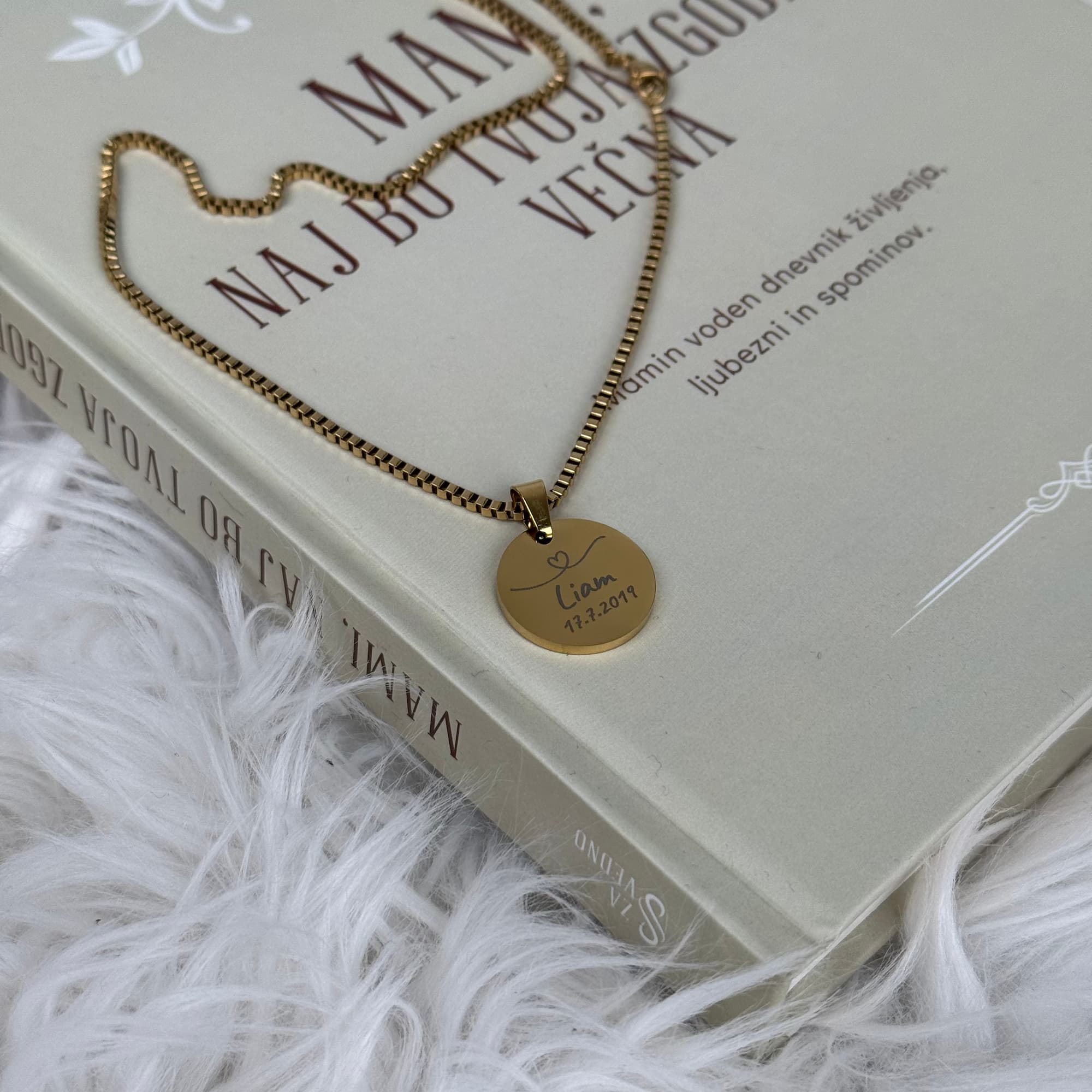 Mami, naj bo tvoja zgodba večna in verižica